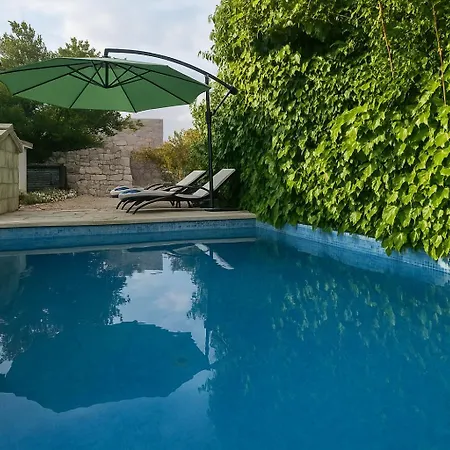 Apartment Klarisa Urban Oasis *