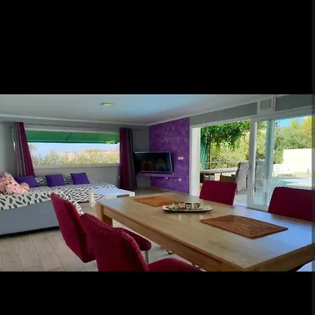 Klarisa Urban Oasis Apartment *