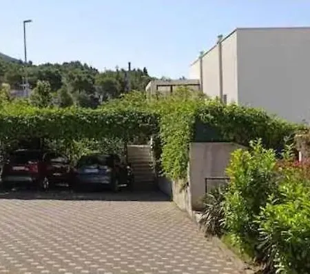 Klarisa Urban Oasis Apartment *