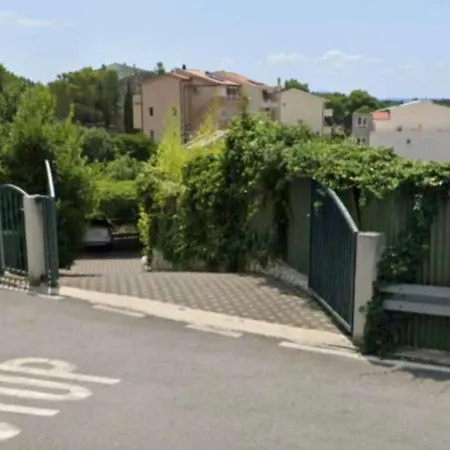 Klarisa Urban Oasis Apartment Makarska